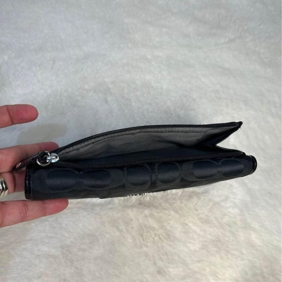 COACH woman’s wallet. Black. Authentic leather. 17 compartments. Beautiful. - Picture 4 of 8